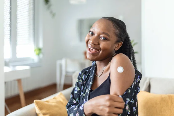 Portrait Female Smiling Getting Vaccine Woman Holding Her Shirt Sleeve — Foto Stock