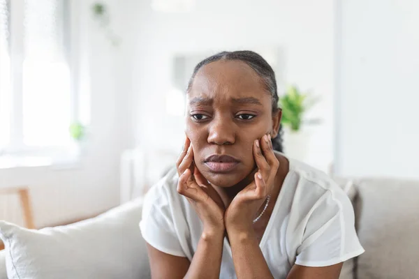 自宅で歯痛を患っている不幸なアフリカ系アメリカ人女性の肖像画 歯の健康と問題の概念 ストックフォト — ストック写真