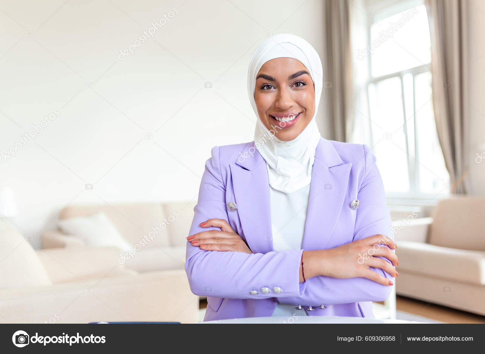 Jovem Mulher Roupas Tradicionais Muçulmanas Sorrindo Mulher Bonita