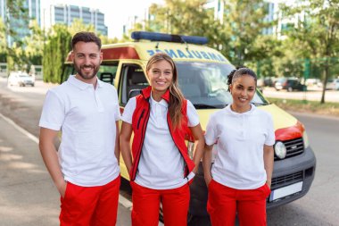 Sağlık görevlileri ambulansla iş başında. Ambulansta ilk yardım hemşiresi ve acil servis doktoru.