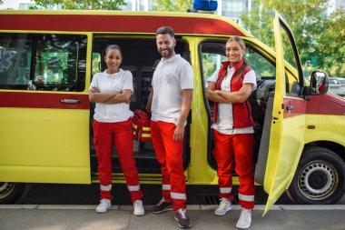 Sağlık görevlileri ambulansla iş başında. Ambulansta ilk yardım hemşiresi ve acil servis doktoru.