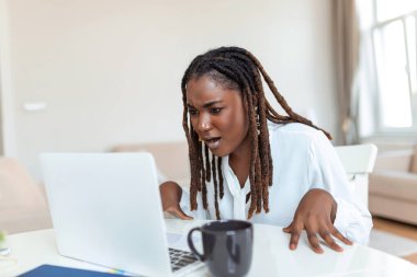 Çevrimiçi sorundan rahatsız olan kafası karışmış Afrikalı iş kadını, dizüstü bilgisayara bakan spam e-posta ya da sahte internet haberleri, ofis çalışanı sıkışmış bilgisayar ya da virüs tarafından şaşkınlığa uğruyor.