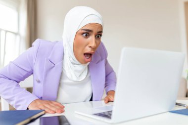 Kafası karışmış Arap Müslüman iş kadını çevrimiçi sorundan, spam e-postasından veya bilgisayarına bakan sahte internet haberlerinden rahatsız olmuş, ofis çalışanı sıkışmış bilgisayar konusunda şok olmuş hissediyor