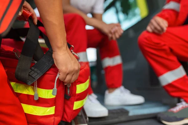 Paramédico Parte Trasera Ambulancia Preparándose Para Responder Llamada Emergencia — Foto de Stock