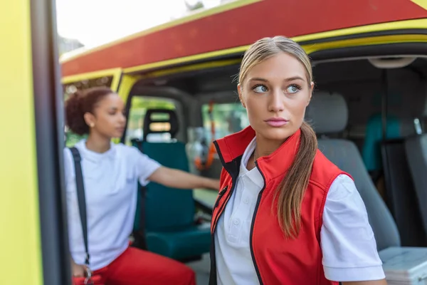 Une Équipe Paramédicale Sort Une Ambulance Pour Répondre Appel Urgence — Photo