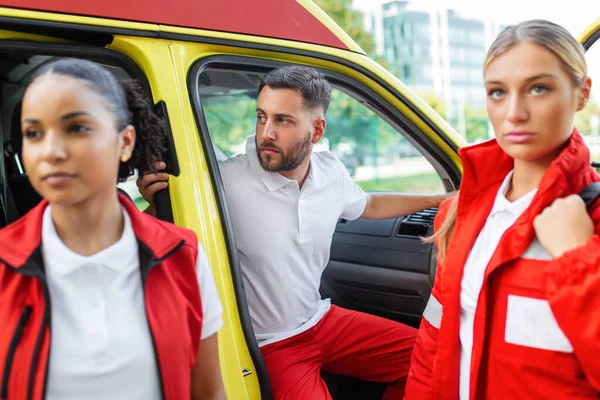 Une Équipe Paramédicale Sort Une Ambulance Pour Répondre Appel Urgence — Photo