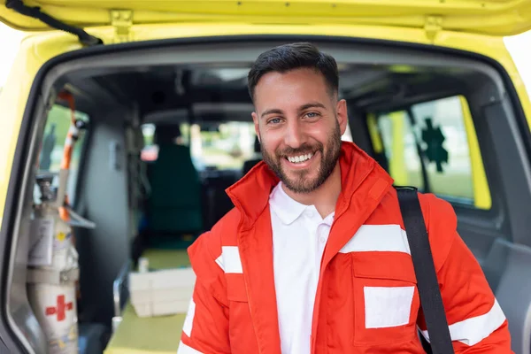 Médico Masculino Sonriendo Cámara Equipo Ambulancia Trabajando Borroso Fondo —  Fotos de Stock