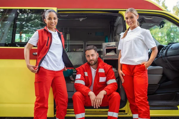 Grupo Multiétnico Tres Paramédicos Parte Trasera Una Ambulancia Entrando Por — Foto de Stock