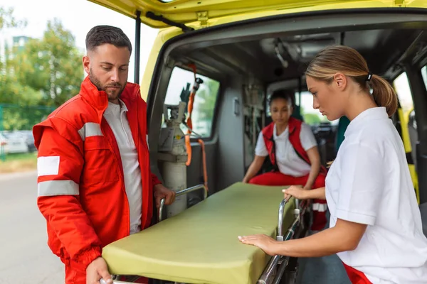 Tres Paramédicos Sacando Strecher Ambulancia — Foto de Stock