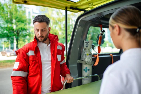 Två Sjukvårdare Med Bår Nära Ambulans Sjukvårdare Uniform Tar Båren — Stockfoto