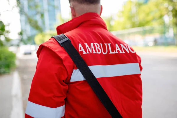 Miembro Del Personal Ambulancia Desde Parte Posterior Con Mochila Emergencia —  Fotos de Stock