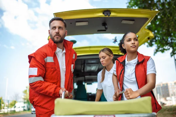 Jeunes Ambulanciers Ambulanciers Mobiles Civière Voiture Dans Une Hâte Les — Photo
