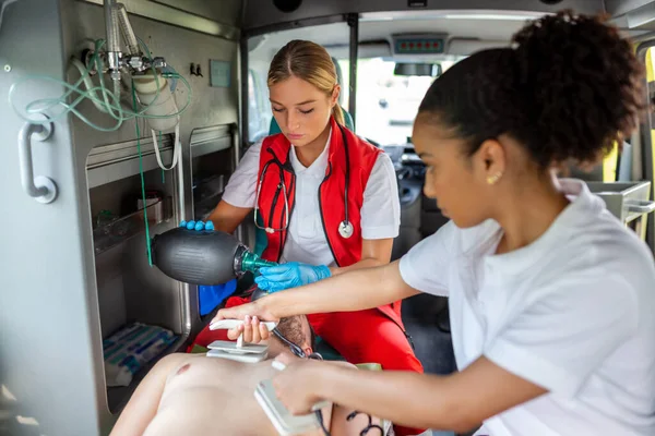 Paramédico Usando Desfibrilador Dea Realización Una Reanimación Cardiopulmonar Básica Asistente —  Fotos de Stock