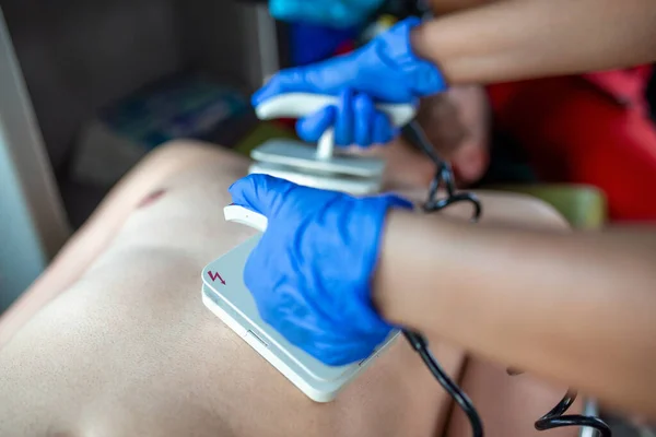Paramedico Utilizzando Defibrillatore Aed Nella Conduzione Una Rianimazione Cardiopolmonare Base — Foto Stock