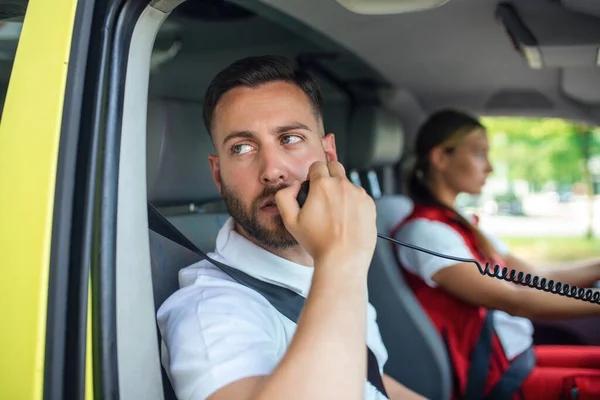 Bel Ambulancier Masculin Adulte Parle Sur Une Radio Portable Alors — Photo