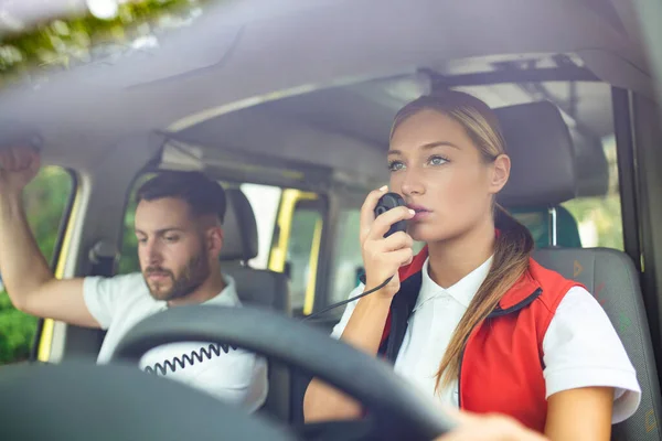 Deux Ambulanciers Dans Ambulance Une Ambulancière Ambulancière Qui Parle Radio — Photo