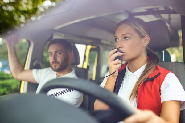 Deux Ambulanciers Dans Ambulance Une Ambulancière Ambulancière Qui Parle Radio — Photo