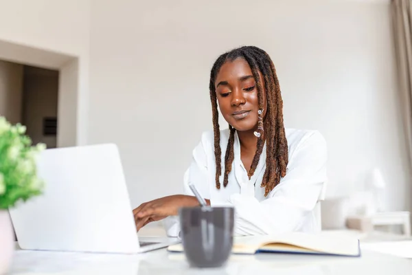 Mooie Afrikaanse Vrouw Freelancer Noteert Informatie Voor Het Plannen Van — Stockfoto