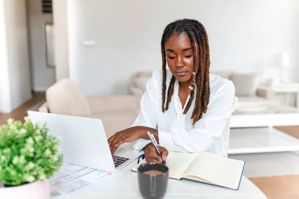Remote Job Technology People Concept Jonge Afrikaanse Zakenvrouw Met Laptop — Stockfoto