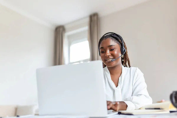 Gelukkige Jonge Vrouw Die Aan Laptop Werkt Terwijl Telefoneert Met — Stockfoto