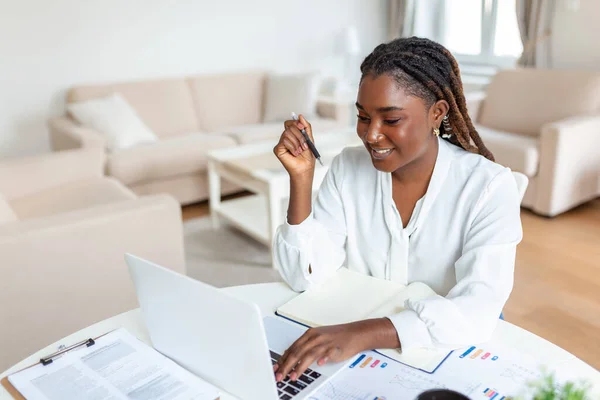 Mooie Vrouw Freelancer Noteert Informatie Voor Het Plannen Van Project — Stockfoto