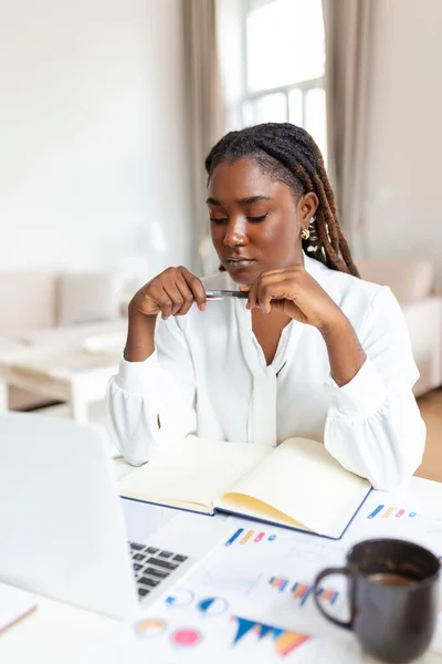 Ernstige Frons Afro Amerikaanse Etniciteit Vrouw Zitten Werkplek Bureau Kijkt — Stockfoto