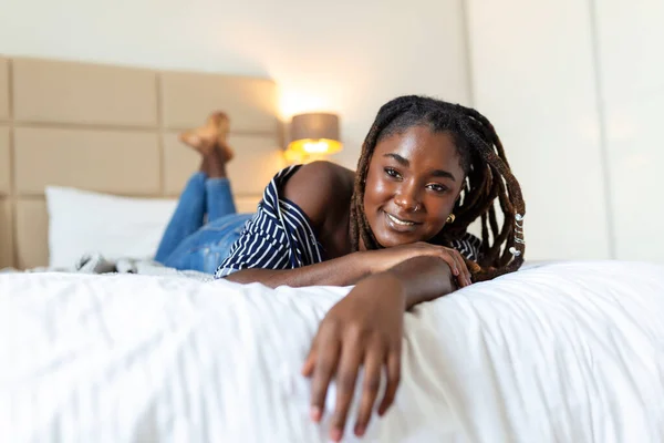 Yatakta Yatan Güzel Şehvetli Afrikalı Genç Bir Kadının Portresi Yatakta — Stok fotoğraf