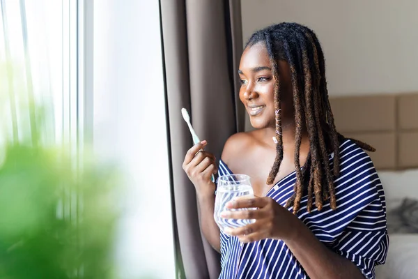 Mujer Africana Joven Cepillándose Los Dientes Con Cepillo Dientes Sosteniendo — Foto de Stock