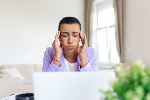 Una Mujer Negocios Agotada Con Dolor Cabeza Oficina Mujer Creativa —  Fotos de Stock