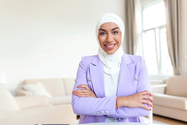 Młoda Kobieta Tradycyjnym Muzułmańskim Ubraniu Uśmiechnięta Piękna Kobieta Patrzy Kamerę — Zdjęcie stockowe