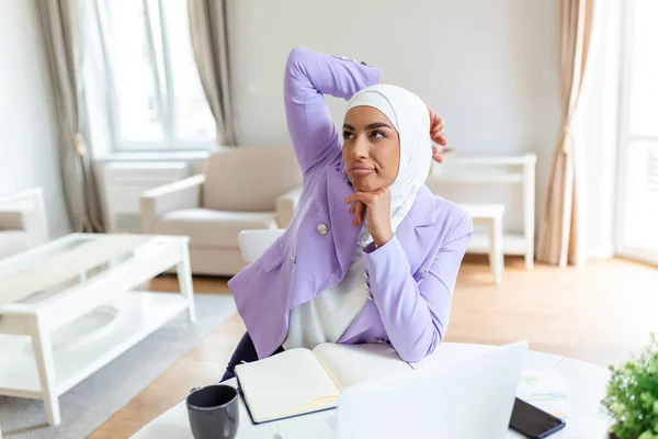 Ładna Arabska Muzułmanka Hidżabem Pracująca Przy Laptopie Przy Stoliku Domu — Zdjęcie stockowe