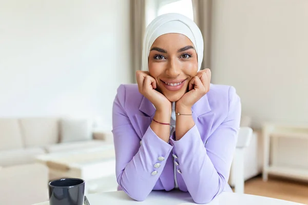 Close Portret Muzułmańskiej Bizneswoman Noszącej Hidżab Patrzy Aparat Uśmiecha Piękna — Zdjęcie stockowe