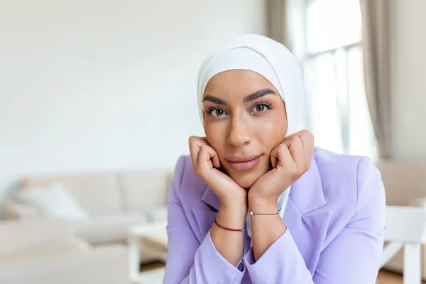 Afrykański Muzułmański Bizneswoman Portret Noszenie Hidżab Kreatywny Nowoczesny Startup Współpracownik — Zdjęcie stockowe