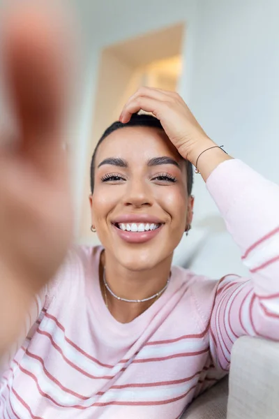 Ritratto Una Bella Donna Che Sorride Casa Donna Afroamericana Casuale — Foto Stock