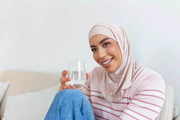 Piękna Młoda Muzułmanka Hidżabem Pijąca Świeżą Szklankę Wody Domu — Zdjęcie stockowe