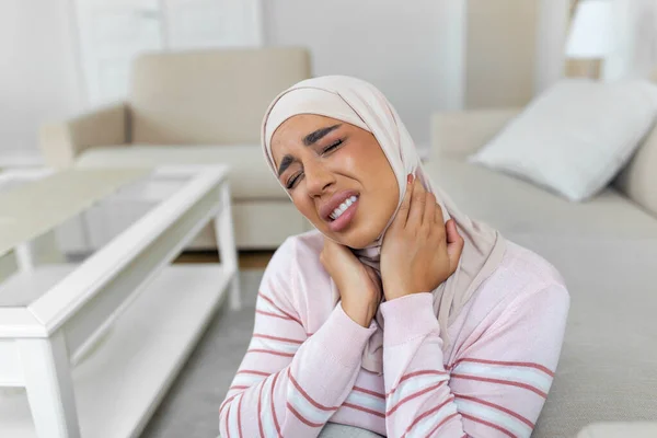 Nieszczęśliwa Młoda Arabska Muzułmanka Hidżabem Cierpiąca Ból Szyi — Zdjęcie stockowe