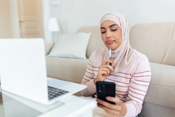 Elegancka Atrakcyjna Muzułmanka Używająca Telefonu Komórkowego Laptopa Wyszukiwania Informacji Temat — Zdjęcie stockowe