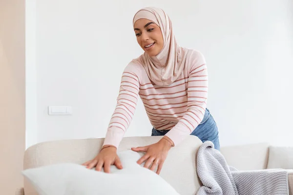 Piękny Młody Arabski Muzułmanin Kobieta Wprowadzenie Miękkie Poduszki Kratę Wygodną — Zdjęcie stockowe
