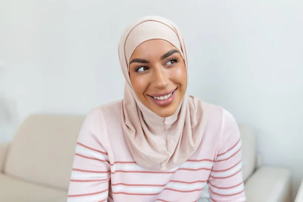 Portret Młodej Muzułmanki Chustce Uśmiecha Się Koncepcja Szczęśliwej Chwili Zdjęcie — Zdjęcie stockowe