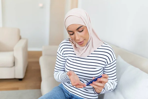 Arabska Muzułmanka Robi Test Poziom Cukru Krwi Domu Salonie — Zdjęcie stockowe