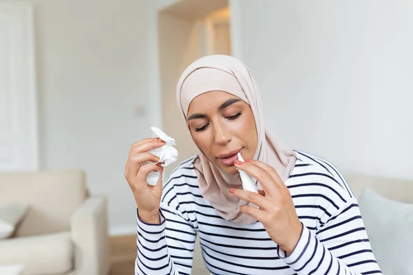 鼻と呼吸の問題に鼻スプレーを使用しているヒジャーブと病気のアラビア人女性 — ストック写真
