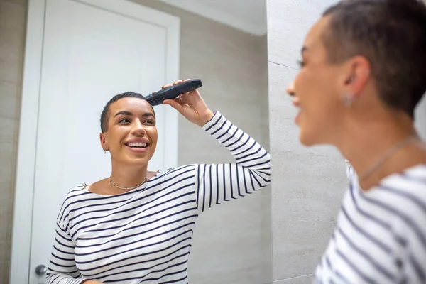 Spiegelbild Einer Kurzhaarigen Frau Tank Top Mit Haarschneidemaschine — Stockfoto
