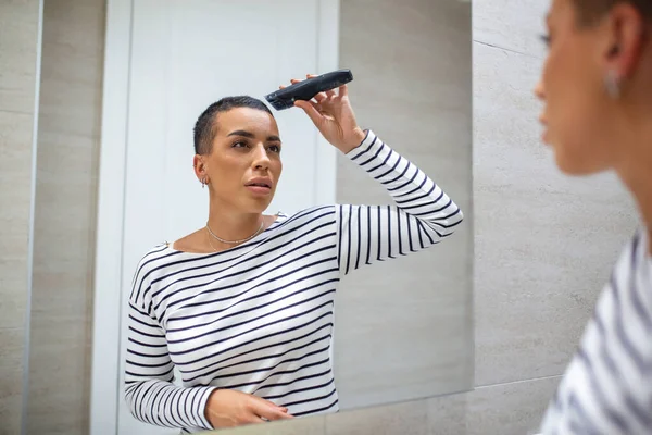 Reflejo Espejo Mujer Pelo Corto Camiseta Con Máquina Corte Pelo —  Fotos de Stock