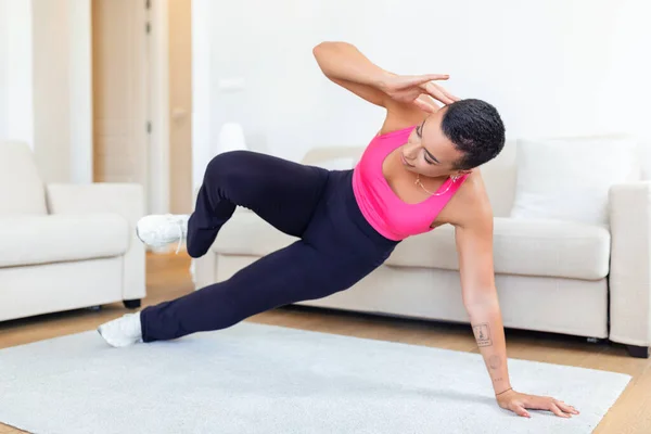 在锻炼前热身 在家里或健身俱乐部演播室里微笑着运动的黑人女子 漂亮的女伸展腿在坐垫上运动后 — 图库照片