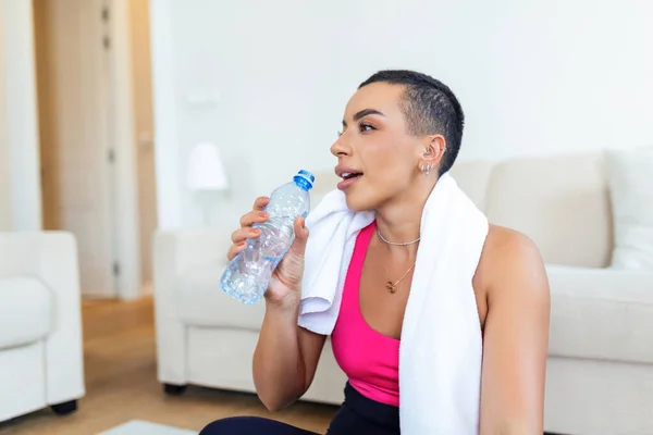 Молода Афроамериканська Жінка Яка Воду Пластикової Пляшки Сидить Килимку Відпочиває — стокове фото