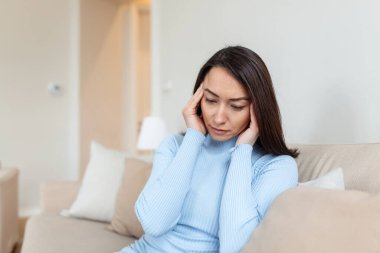 Sinüs ağrısı çok ağrılı bir baş ağrısına neden oluyor. Acı çeken sağlıksız bir kadın. Keskin güçlü bir yara. Sinüs ağrısı, sinüs basıncı, sinüzit. Sinüs ağrısı yüzünden kafasını tutan üzgün bir kadın.
