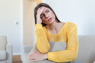 Sinüs ağrısı çok ağrılı bir baş ağrısına neden oluyor. Acı çeken sağlıksız bir kadın. Keskin güçlü bir yara. Sinüs ağrısı, sinüs basıncı, sinüzit. Sinüs ağrısı yüzünden kafasını tutan üzgün bir kadın.