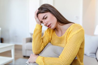 Sinüs ağrısı çok ağrılı bir baş ağrısına neden oluyor. Acı çeken sağlıksız bir kadın. Keskin güçlü bir yara. Sinüs ağrısı, sinüs basıncı, sinüzit. Sinüs ağrısı yüzünden kafasını tutan üzgün bir kadın.