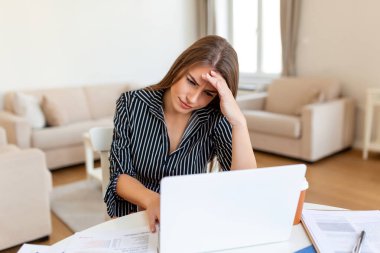 Ofis Masası laptop ile oturma ve buruşuk Kağıt, sinirli kadın yorgun hissediyor değil konsantre vurguladı yorgun işkadını yazarlar blok, sahip eksikliği yeni fikirler veya yaratıcı kriz
