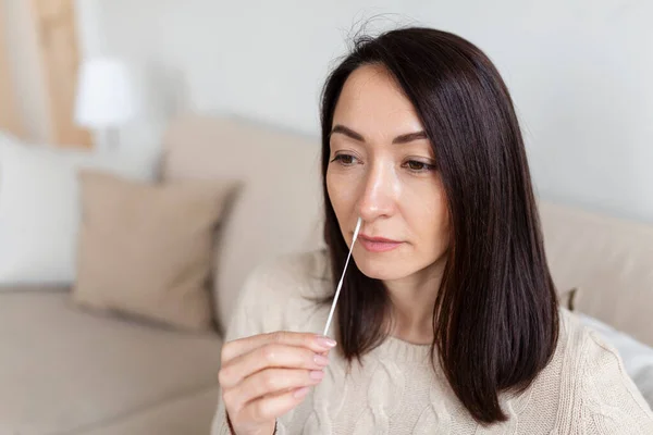 コロナウイルスPcr検査中に綿棒を使って女性を撮影 女性は自宅で鼻からコロナウイルスのサンプルを取ります Covid 19用の鼻腔用スワブを使って自宅で女性 — ストック写真